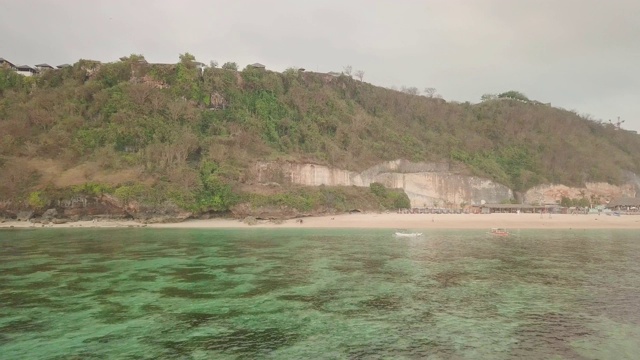 海浪拍打着巴厘岛的海滩视频素材