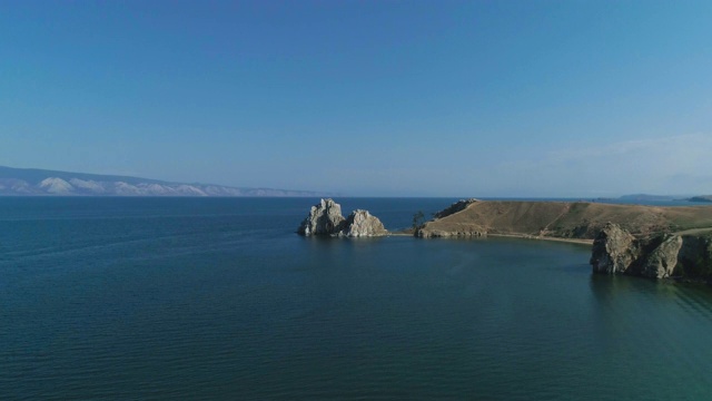 贝加尔湖的夏季全景图。俯视图无人机镜头视频素材