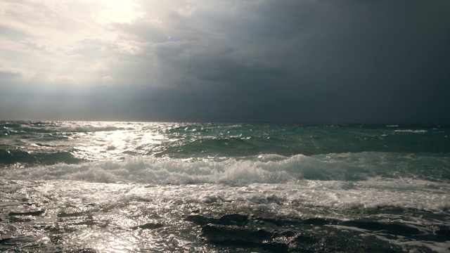 暴风雨的天气会带来巨浪，大海中的大风会带来乌云。视频素材