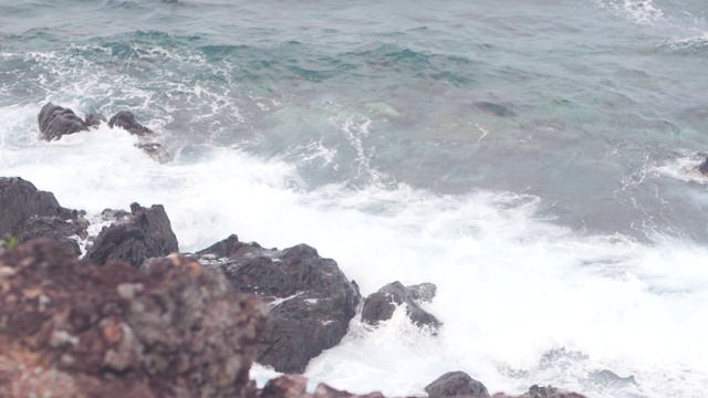 在暴风雨的日子里，海浪冲击着海洋中的大岩石。视频素材