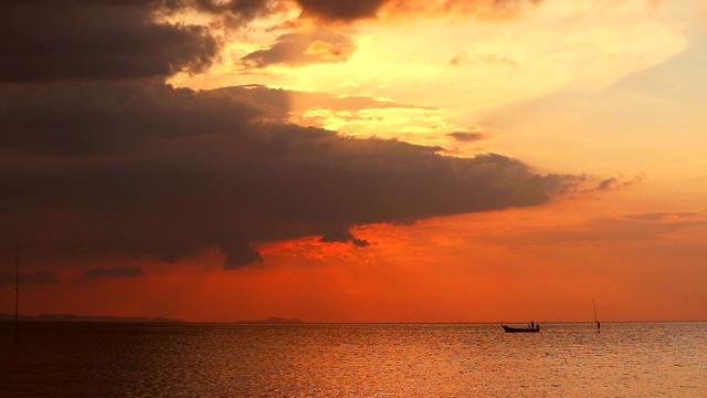 海面上红红的落日，天空中暗红色的云视频素材