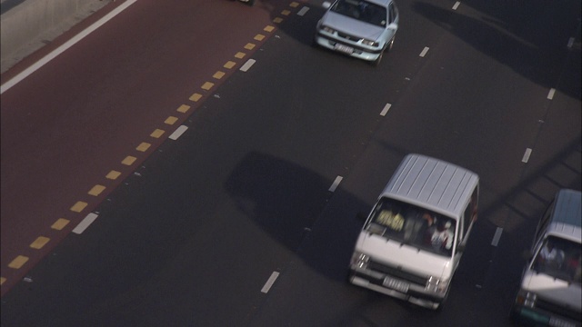 南非德班一条多车道高速公路上交通繁忙。视频素材