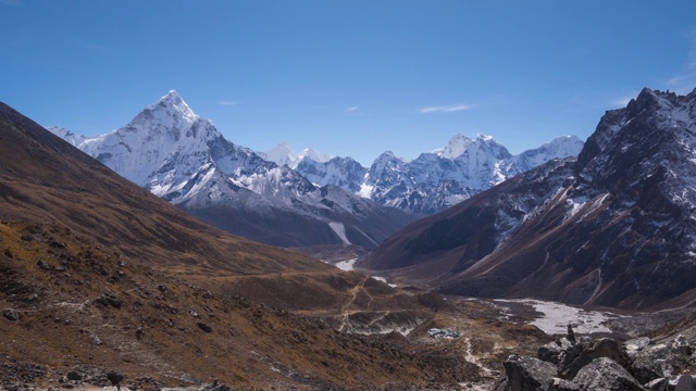 晴天的Ama Dablam, Kangtega和Thamserku山。喜马拉雅山脉、尼泊尔视频素材