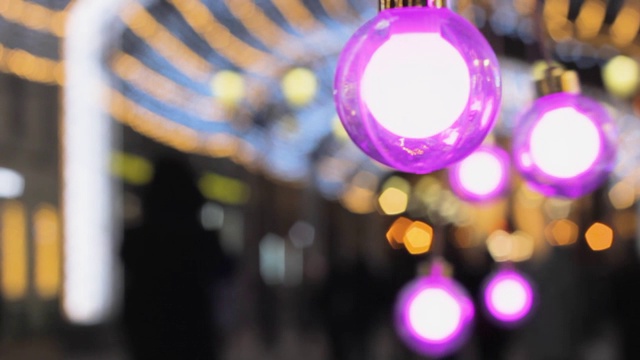 灯光上的金属丝花环魔术紫色散焦视频素材