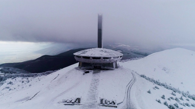 冬季空中View.UFO。无人机飞越白雪皑皑的山脉，在冬季的大雾天气中景观。视频素材