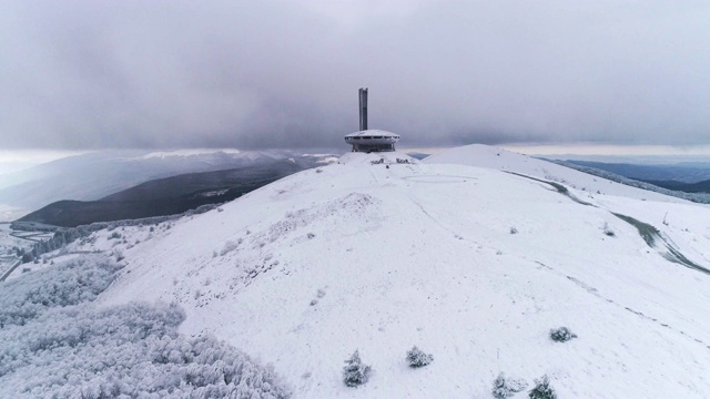 冬季空中View.UFO。无人机飞越白雪皑皑的山脉，在冬季的大雾天气中景观。视频素材