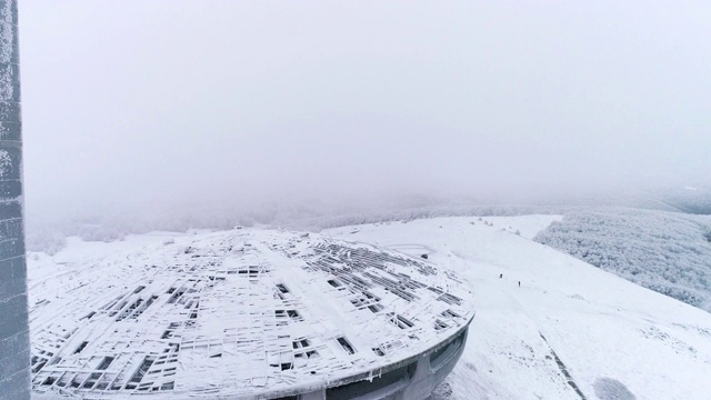 冬季空中View.UFO。无人机飞越白雪皑皑的山脉，在冬季的大雾天气中景观。视频素材