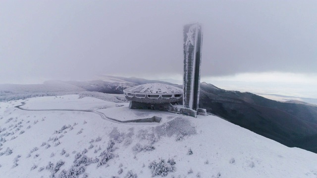 冬季空中View.UFO。无人机飞越白雪皑皑的山脉，在冬季的大雾天气中景观。视频素材