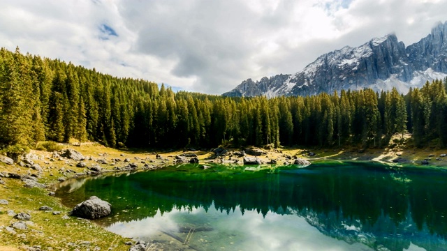 Karersee (Lago di Carezza)，是意大利南蒂罗尔Dolomites的一个高山湖泊。视频素材