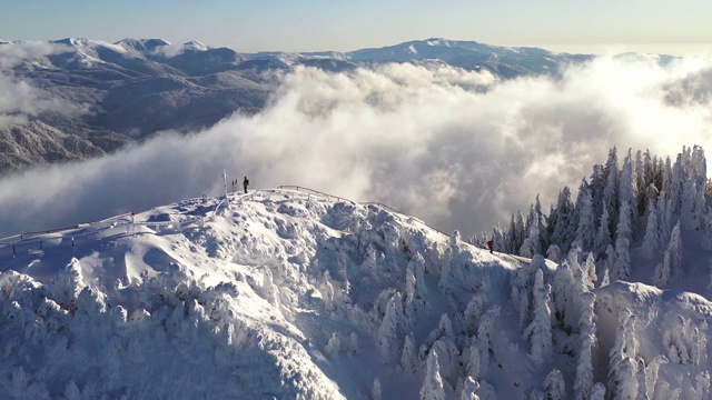 在波斯塔瓦鲁(1799米)山顶上滑雪登山者的4k剪辑在罗马尼亚。视频素材