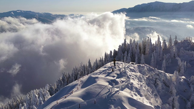 在波斯塔瓦鲁(1799米)山顶上滑雪登山者的4k剪辑在罗马尼亚。视频素材