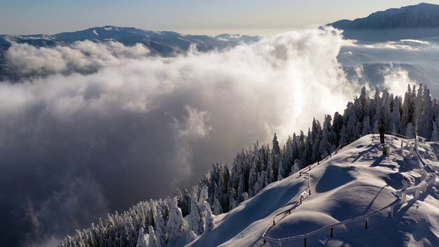 在波斯塔瓦鲁(1799米)山顶上滑雪登山者的4k剪辑在罗马尼亚。视频素材