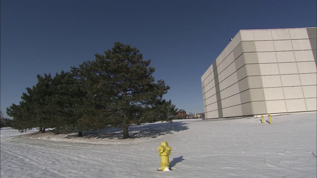 大雪覆盖了一座多层建筑外的地面。视频素材