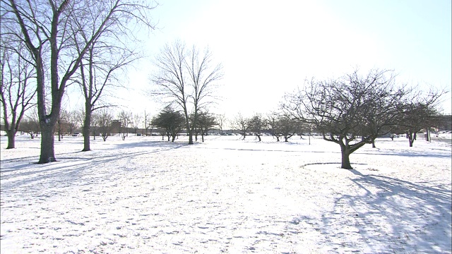 停车场对面的街道上覆盖着一大片积雪。视频素材