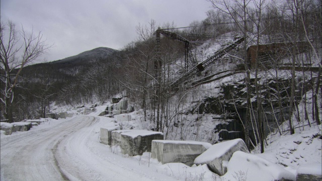 在佛蒙特州，通往隧道入口的山路上布满了积雪的花岗岩。视频素材