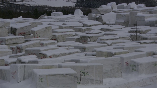 佛蒙特州一处挖掘地点的花岗岩被雪粉尘覆盖。视频素材