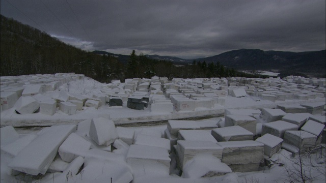 佛蒙特州采石场的花岗岩块被雪花覆盖。视频素材