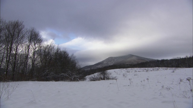 在佛蒙特州，低低的云层笼罩着群山和白雪皑皑的山谷。视频素材