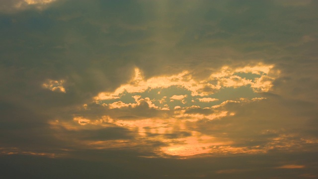 时光流逝，缤纷的日落天空和云视频素材