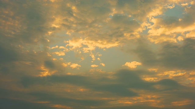 时光流逝，缤纷的日落天空和云视频素材