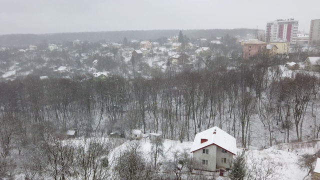 城市里的冬天。雪射击。视频素材