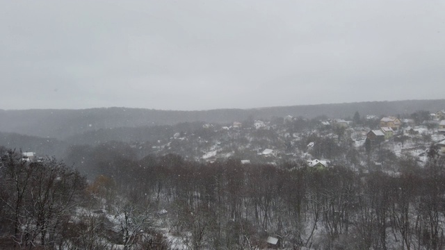 城市里的冬天。雪射击。视频素材