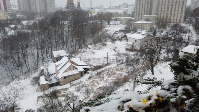 城市里的冬天。雪射击。视频素材