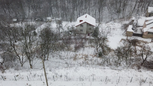 城市里的冬天。雪射击。视频素材