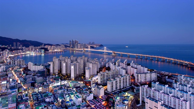 韩国釜山，Suyeong-gu, Haeundae, Gwangandaegyo大桥和市区的白天到晚上的景色视频素材