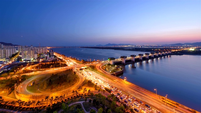 韩国釜山Nakdonggang Estuary Bank / Saha-gu附近的夜间交通视频素材