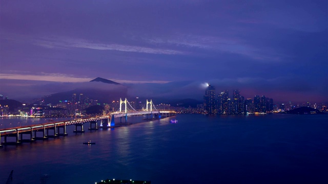 夜间，韩国釜山海云台和光大公岛大桥上空有海雾视频素材