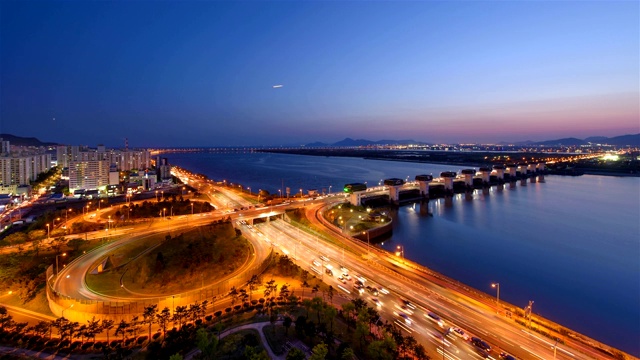 韩国釜山，Nakdonggang Estuary Bank / Saha-gu附近的日落到夜晚交通视频素材