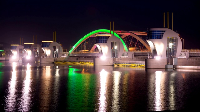 韩国釜山Nakdonggang Estuary Bank / Saha-gu夜景视频素材