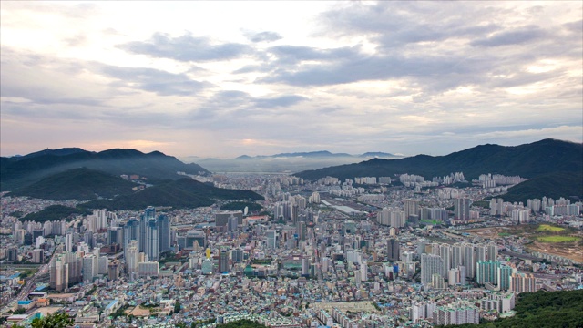 从白天到夜晚的城市景观/釜山镇，釜山，韩国视频素材