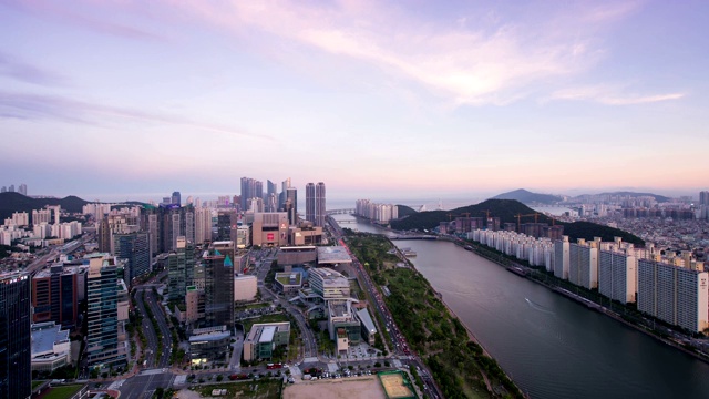 日落到夜晚，韩国釜山苏永河周围的交通城市景观视频素材