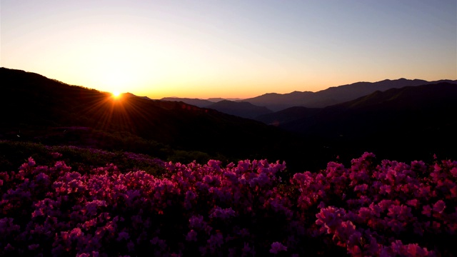 韩国全罗浦道南原寺的尻三山巴勒峰的日出景色视频素材