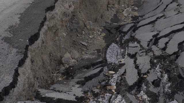 沥青路面因地震而破裂视频素材