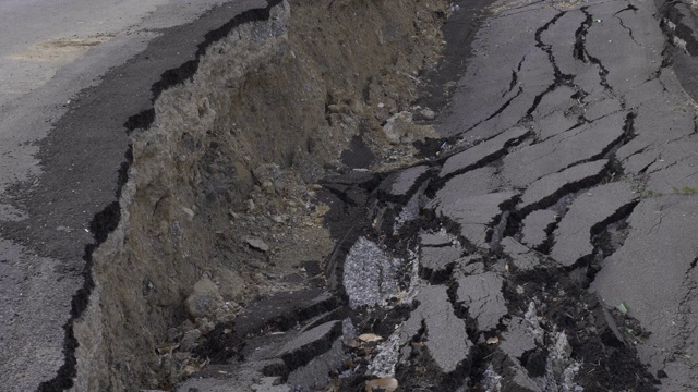 沥青路面因地震而破裂视频素材