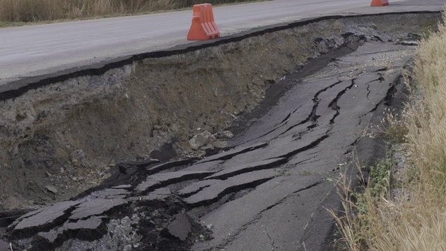 沥青路面因地震而破裂视频素材