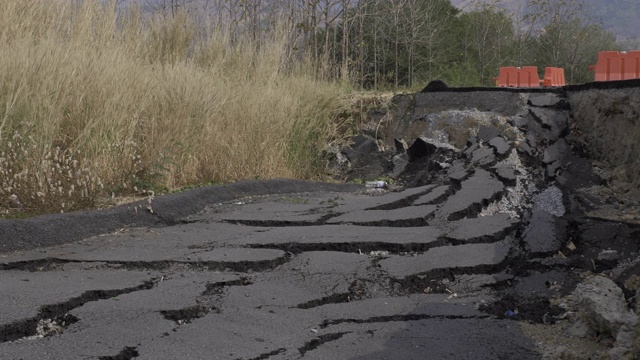 沥青路面因地震而破裂视频素材