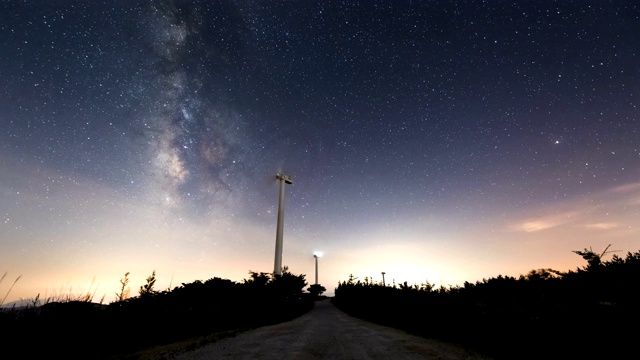 夜空与风力发电机/江原道，韩国视频素材