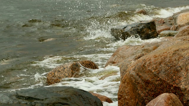 海浪拍打着岩石海岸视频素材