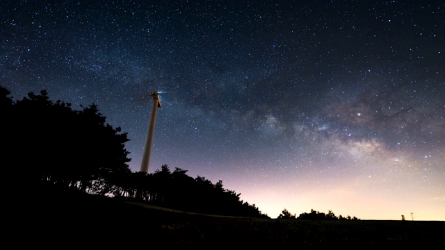 夜空与风力发电机/江原道，韩国视频素材