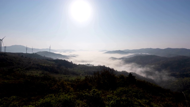 韩国全罗南道延根郡花城山云海中的延根风电场视频素材