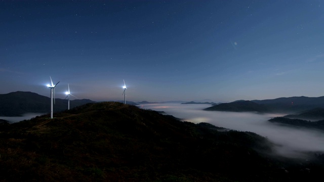 韩国全罗南道延根郡花城山云海中的延根风电场夜景视频素材