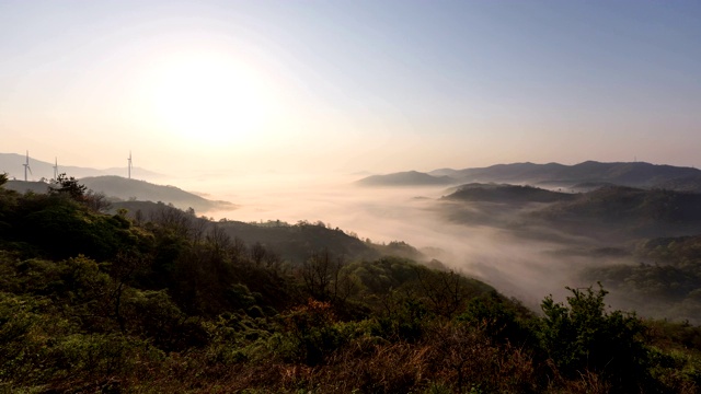 韩国全罗南道延根郡花城山云海中的延根风电场视频素材