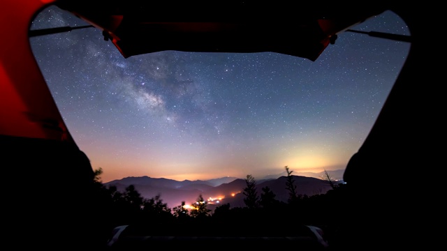 江原道的夜空从汽车后备箱/江原道，韩国视频素材