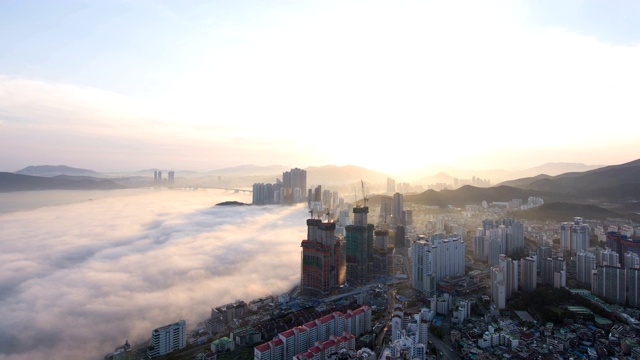 韩国釜山海云台海滩/海云台谷附近市区的海雾景色视频素材