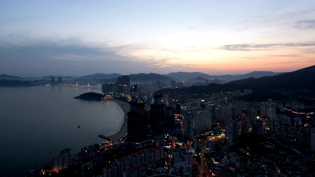 韩国釜山海云台海滩附近的市区日落和夜景视频素材