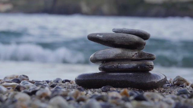 一堆在海上的禅宗石视频素材